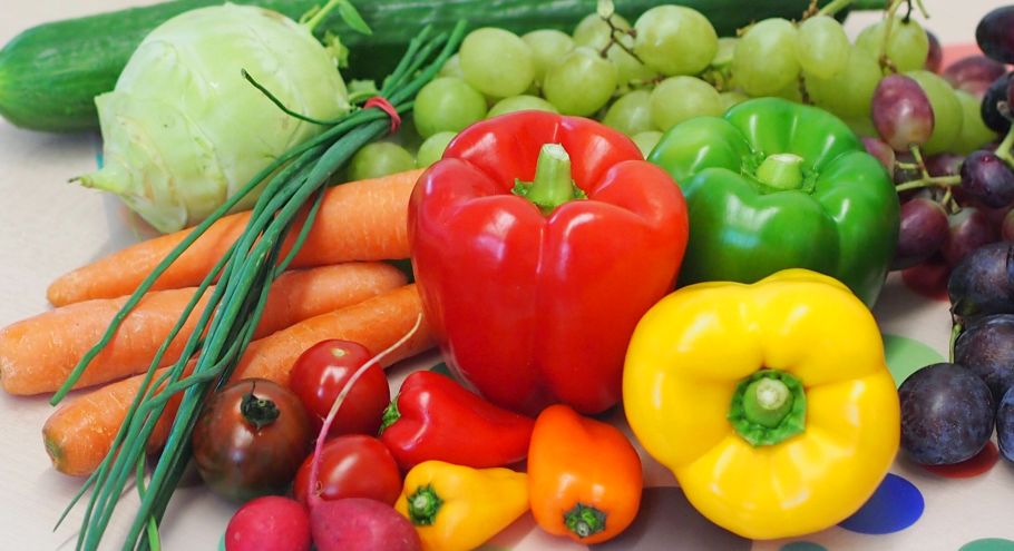 Obst und Gemüse auf einer Tischplatte