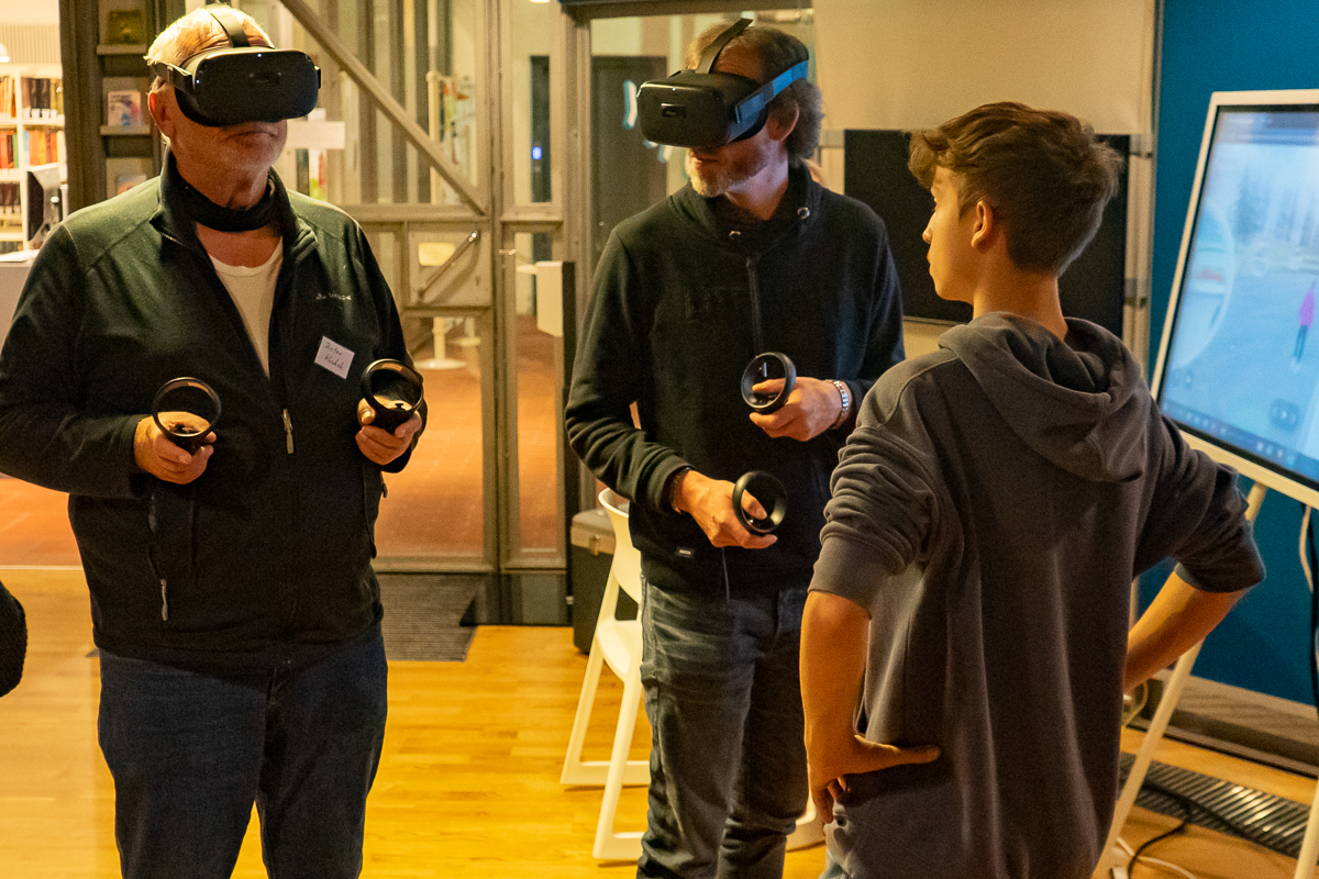 Erleben des virtuellen Mitmach-Konferenz-Geländes mit der VR-Brille