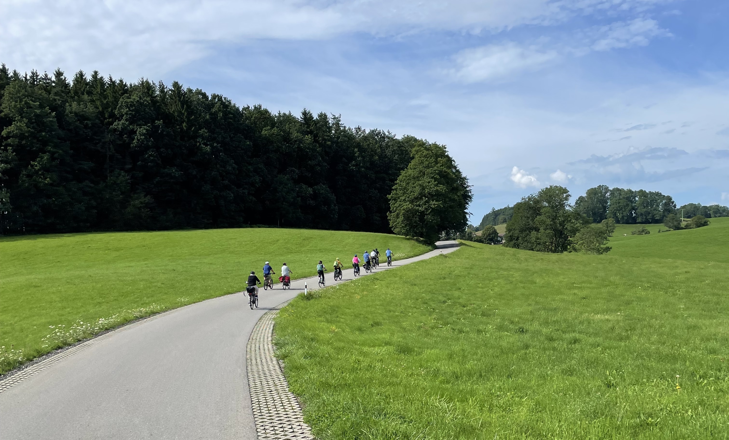 Radlergruppe unterwegs auf der BioGenuss-Radtour Karsee-Leupolz