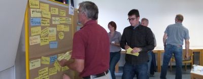 Fortbildungs-Teilnehmer vor einer Tafel; Bild Matthias Schuhbeck LEL