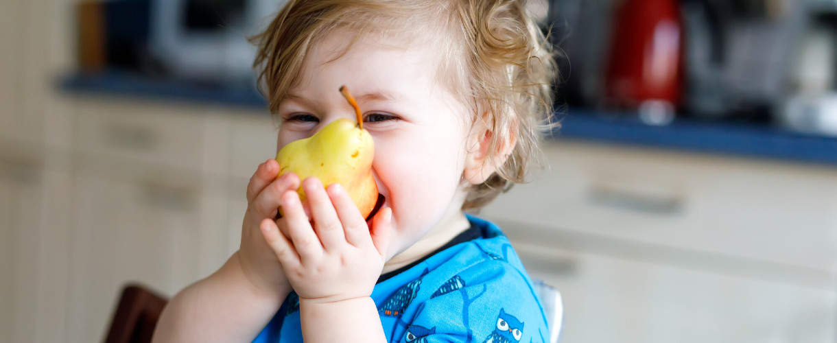 kinderernaehrung-eltern-paedagogische-fachkraefte-kind-birne-10718.jpg