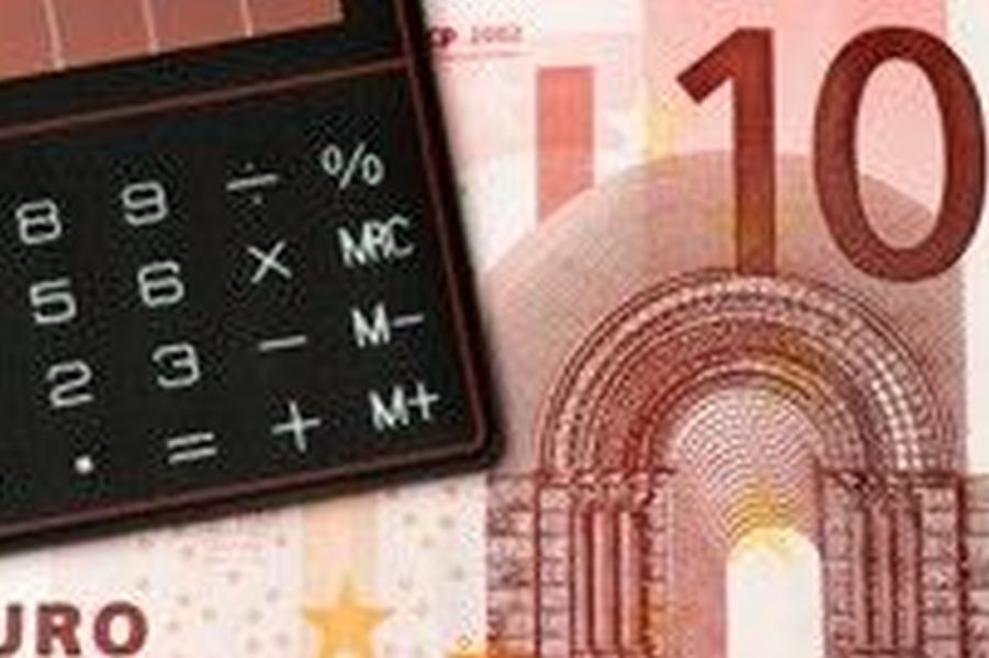 Taschenrechner auf einem ZehnEuro-Schein